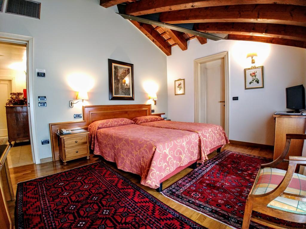 Hotel Locanda Al Sole Кастелло-ди-Годего Экстерьер фото